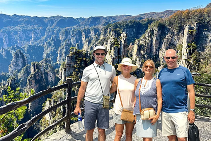 A travel group at the Avatar Mountains in Zhangjiajie