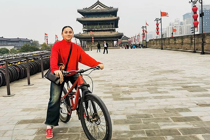 A traveler cycling on the Xian city wall