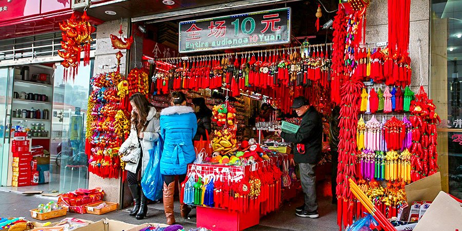 Spring Festival Atmosphere on Zhangjiajie''s Streets