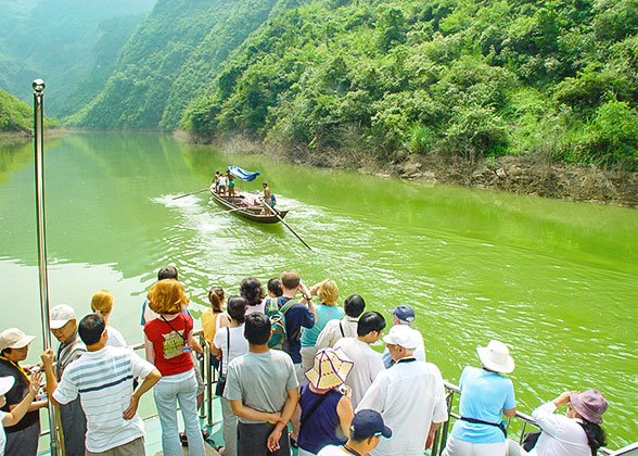 Take a Sightseeing Boat along Shennong Stream