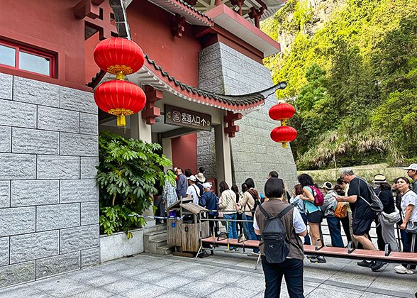 Queue up to Take Tianmen Cave Express Cableway