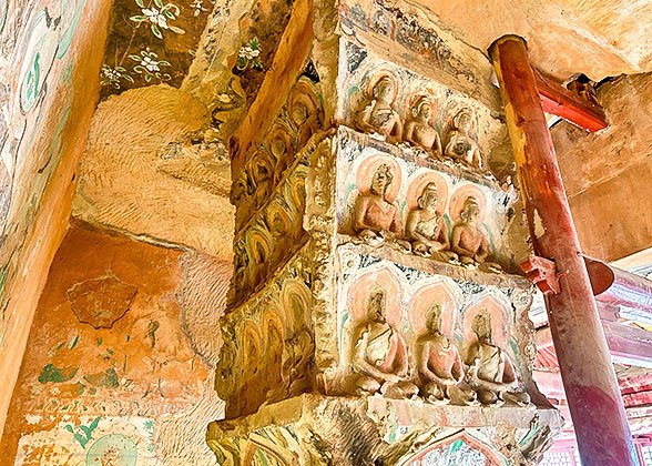 Colorful Sculptures in the Grottoes Colorful Sculptures in the Grottoes