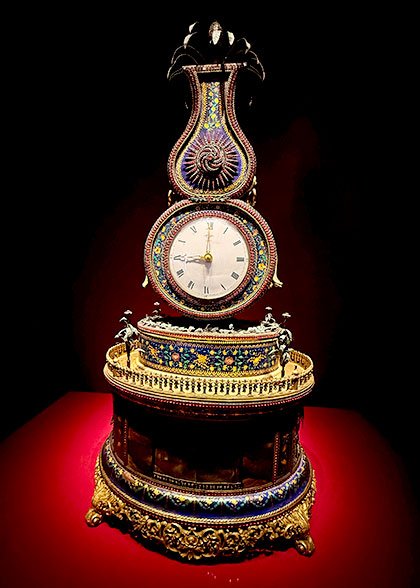 Gourd Clock with an Auto-open Door