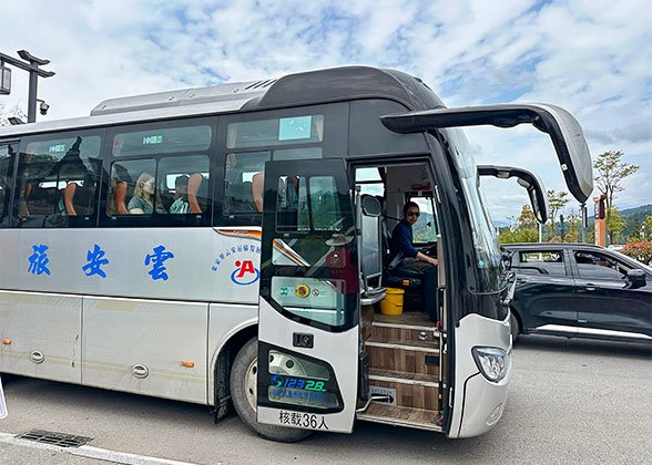Tourist Bus to Wulingyuan