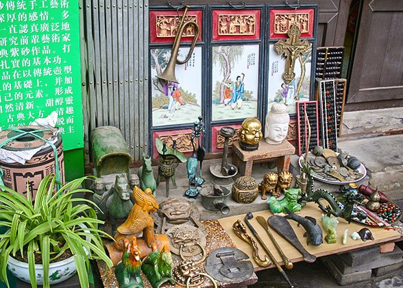 Artware Sold on Beijing Liulichang Cultural Street