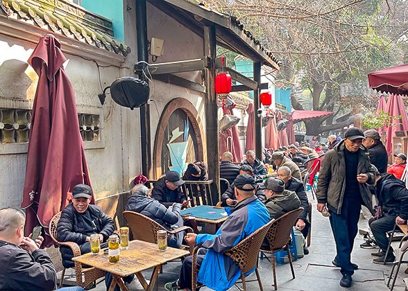 Chengdu People Enjoy their Leisure Time