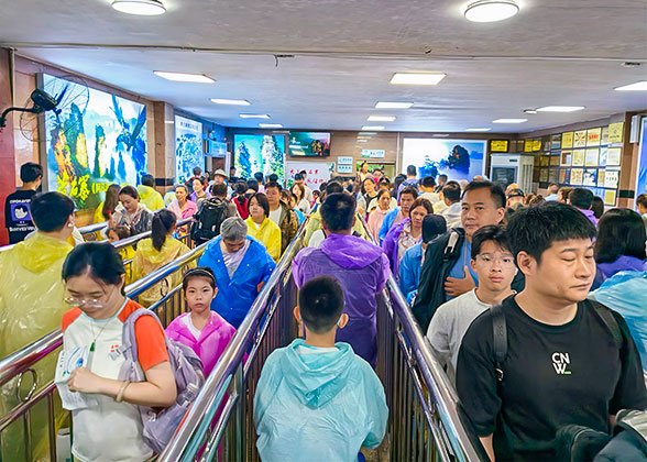 Long Queue on Rainy Day