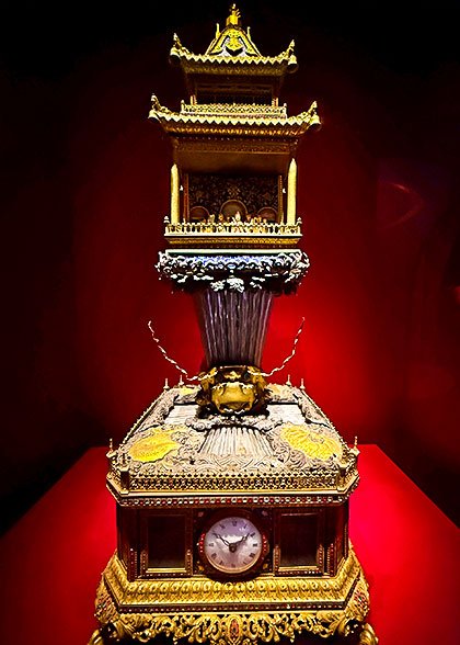 Pavilion Clock with Immortal Sculptures