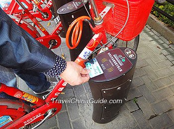 Put Your Hangzhou Transportation IC Card on the Electric Locker