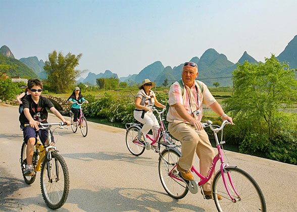 Ride a bicycle to explore Yangshuo 