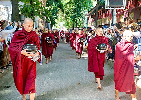 Alms-giving Ceremony at Mahagandayon Monastery Alms-giving Ceremony at Mahagandayon Monastery