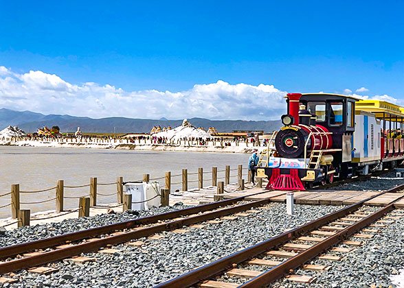Take a Slow Train in Chaka Salt Lake, Qinghai Take a Slow Train in Chaka Salt Lake, Qinghai