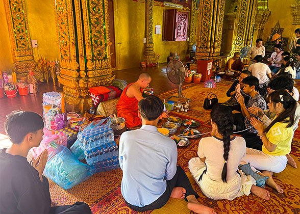 Prayers at Wat Si Muang Prayers at Wat Si Muang