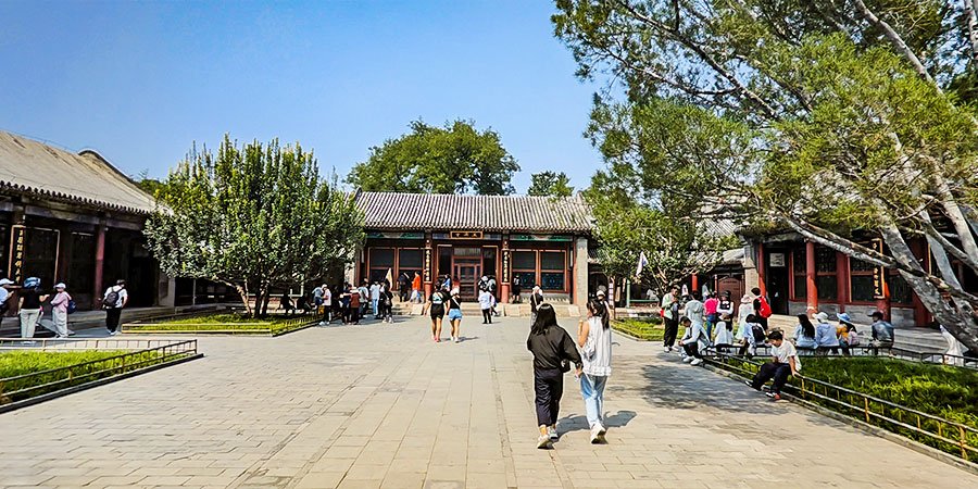 Courtyard of the Jade Ripples Hall
