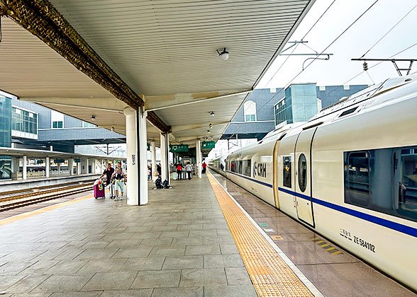 Train to Laolongtou