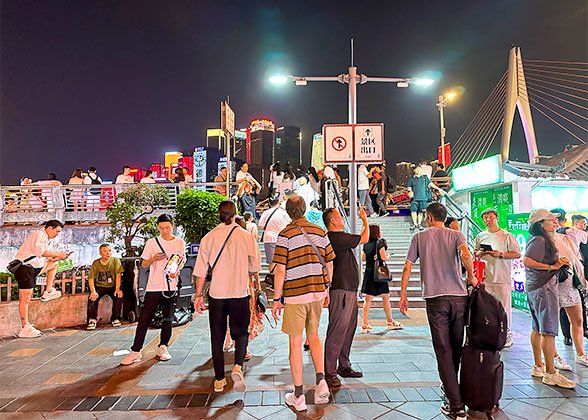 Crowds at Hongya Cave