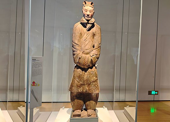 Sleeve-clasping Figure Sleeve-clasping Figure