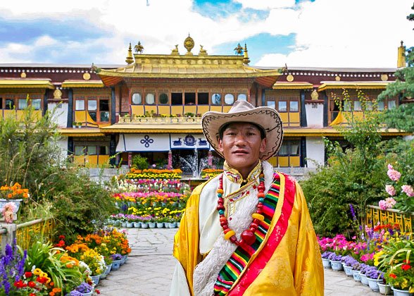 Locals at Norbulingka, Dalai Lamas' Summer Palace Locals at Norbulingka, Dalai Lamas' Summer Palace