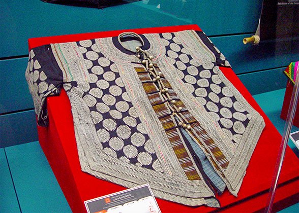 Plane Cutting of Chinese Clothes