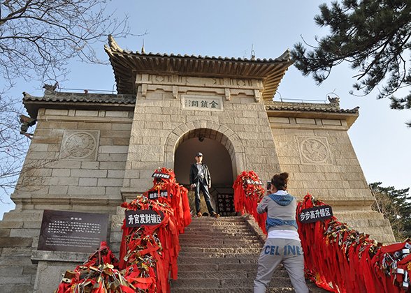 Take a Photo at the Entrance of Golden Lock Pass