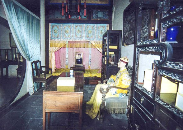 A Restored Scene of Guangxu Living in the Hall