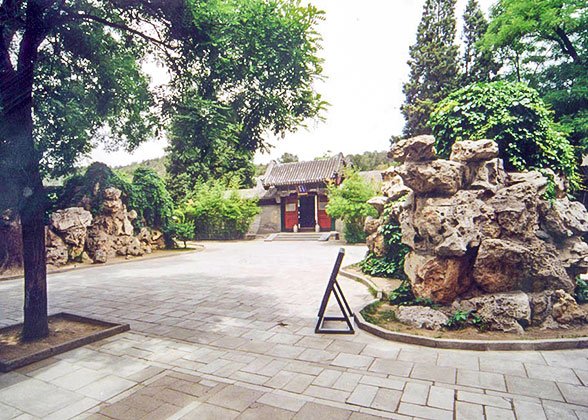 Way to Gate of Fragrant Rue