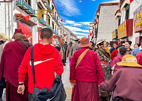 Stroll around the Barkhor Street