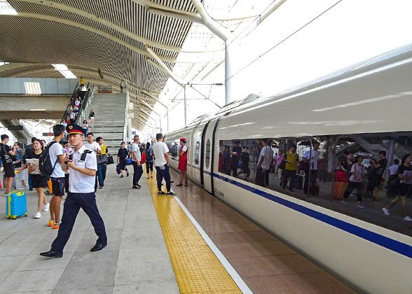 Platform of Guangzhou South Railway Station