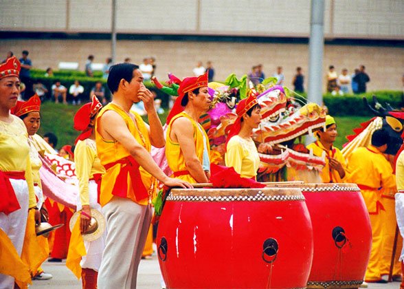 Xian people beat drum and gong to celebrate the Ancient Culture Art Festival
