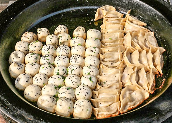 Delicious Snacks in Yuyuan Bazaar Delicious Snacks in Yuyuan Bazaar