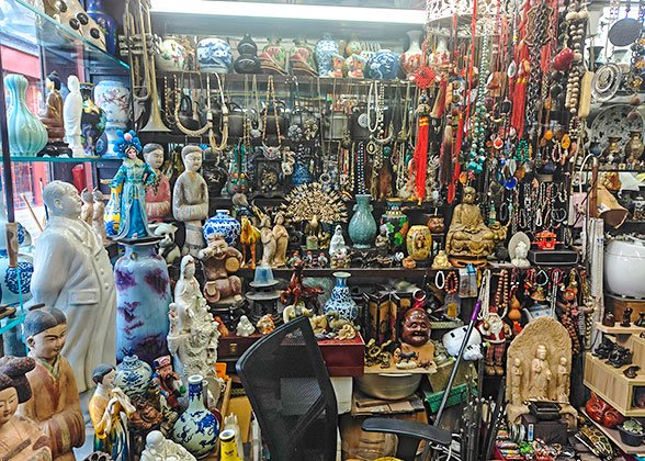 Artware sold on Beijing Liulichang Cultural Street