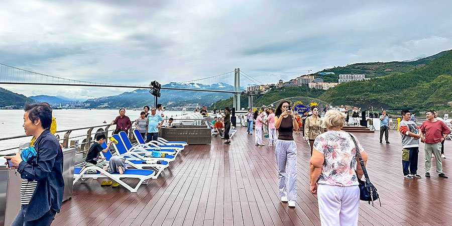 People's Outfit in Summer on Yangtze River Cruise People's Outfit in Summer on Yangtze River Cruise