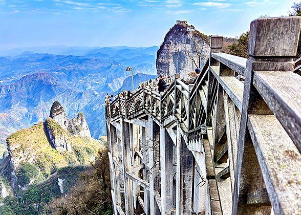 Skywalk in Tianmen Mountain Skywalk in Tianmen Mountain