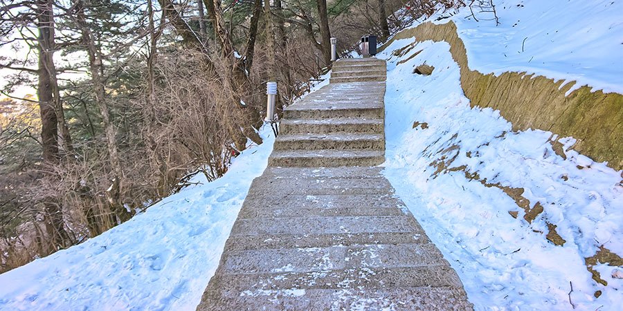 Mountain Trails in Winter in Leshan Mountain Trails in Winter in Leshan