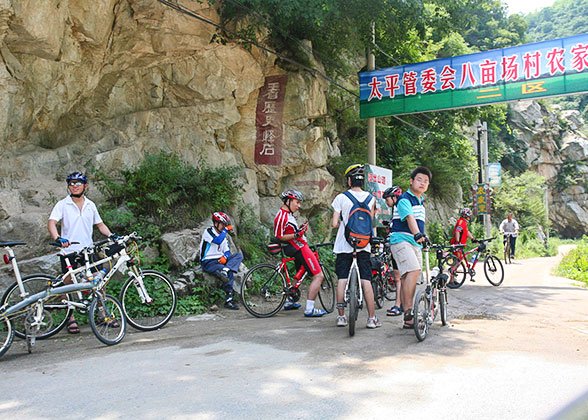 Outdoor activities lovers go to Taiping Valley by bicycle 