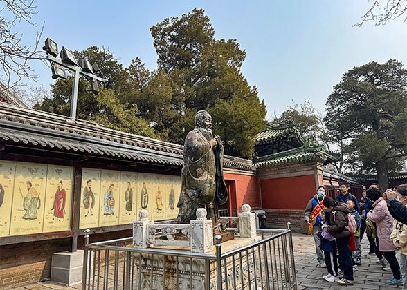 Statue of Confucius, Confucius Temple in Beijing