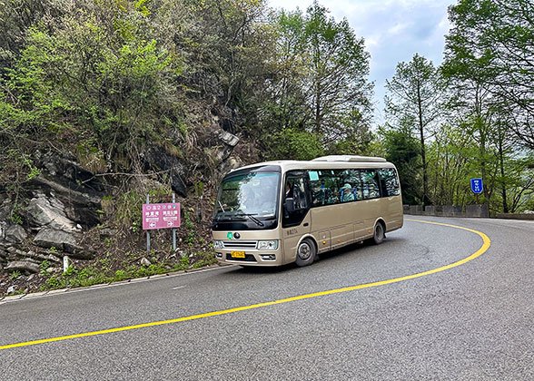 Eco-bus to Yangjiajie from Tianzi Mountain