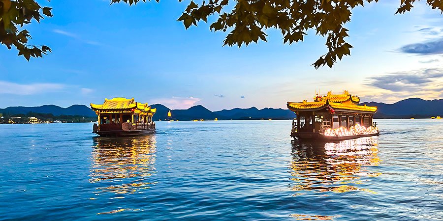 Cruise on Wuhan East Lake
