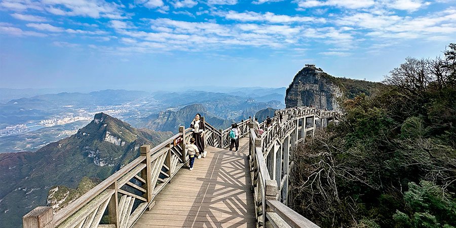 Less-crowded Tianmen Mountain in December