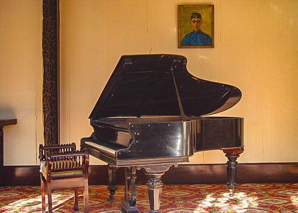 Piano in the Palace, Once Played by Wanrong