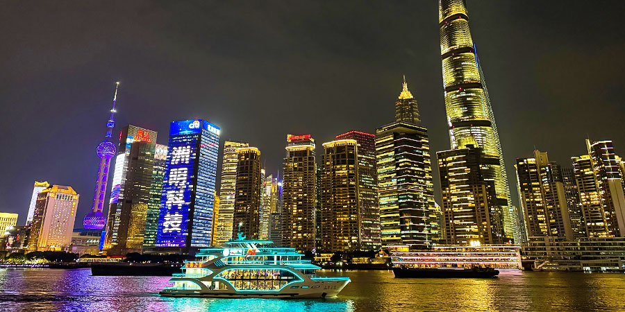 Tourists Enjoy their Huangpu River Cruise