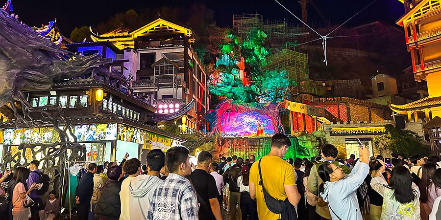 Watch Performance of Real Landscape in Zhangjiajie