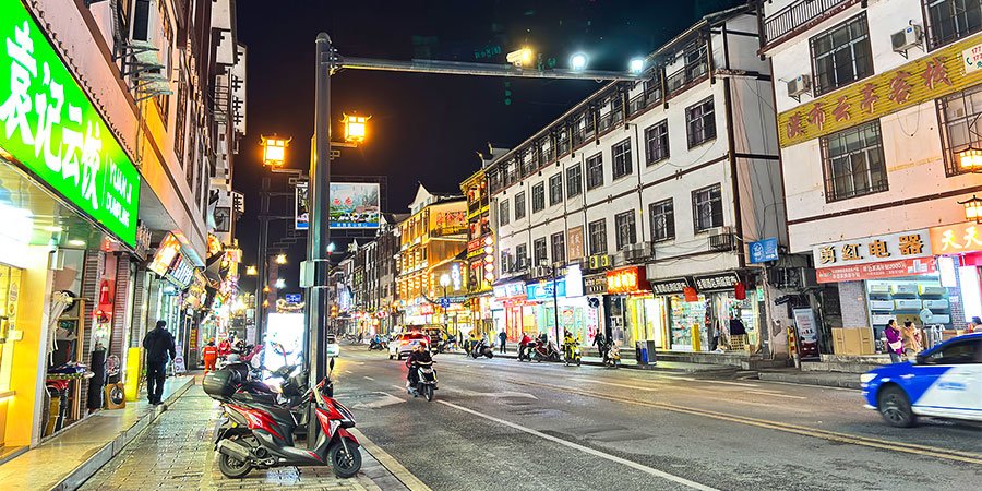 Stay in Wulingyuan Overnight