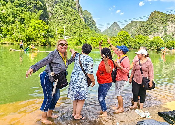 Enjoy Beautiful Scenery in Yangshuo Enjoy Beautiful Scenery in Yangshuo