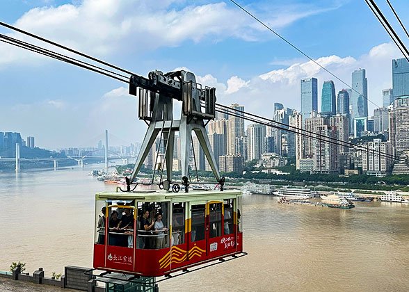 Cableway and skyline over the Yangtze in Chongqing