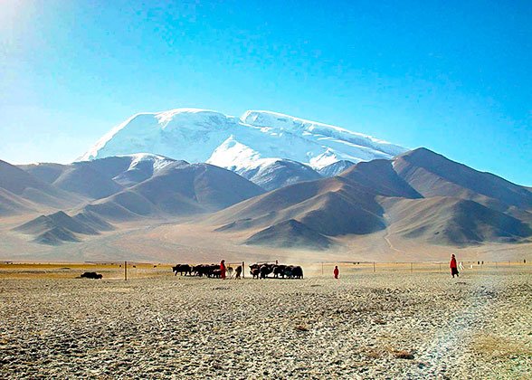 Beautiful Scenery along the Tianshan Road Beautiful Scenery along the Tianshan Road