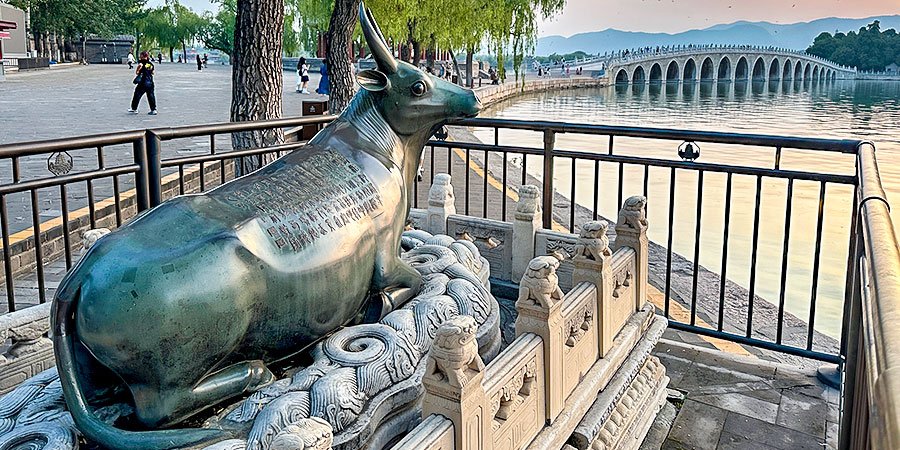 Bronze Ox & Seventeen-Arch Bridge